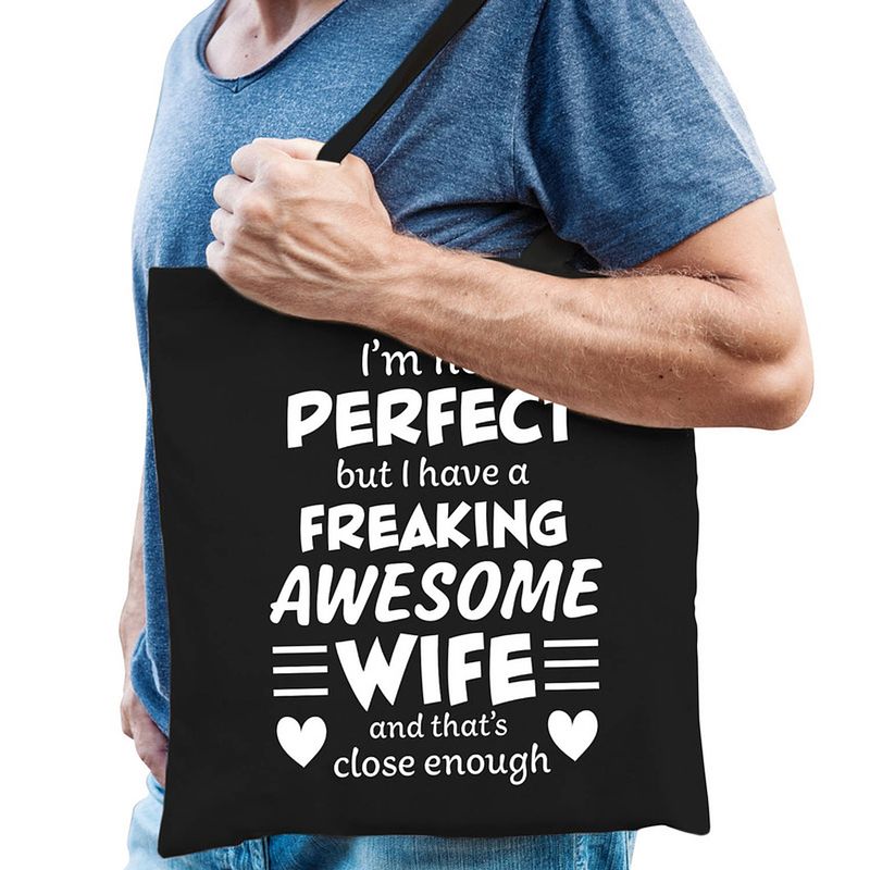 Foto van Frreaking awesome wife / vrouw kado tas zwart voor heren - feest boodschappentassen