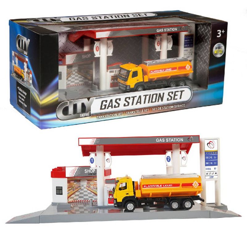 Foto van City tankstation met tankwagen