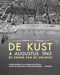 Foto van De kust. 4 augustus 1945. de zomer van de vrijheid - birger stichelbaut - hardcover (9789490880323)