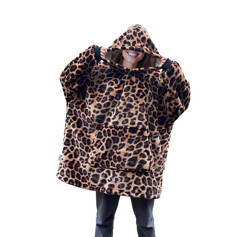 Foto van Linnick hoodie flanel fleece deken met mouwen leopard - bruin