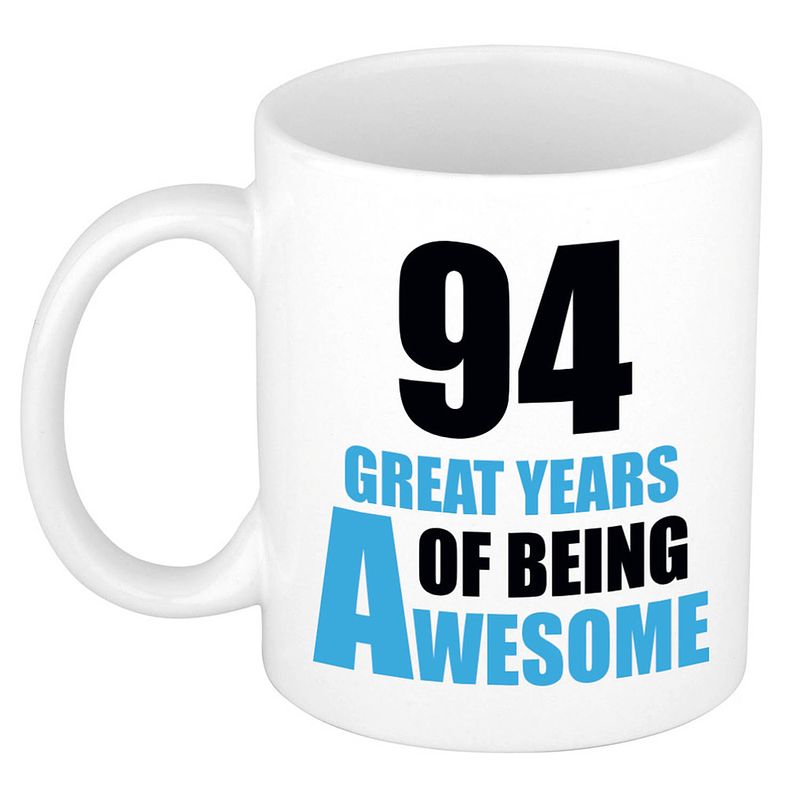 Foto van 94 great years of being awesome cadeau mok / beker wit en blauw - feest mokken