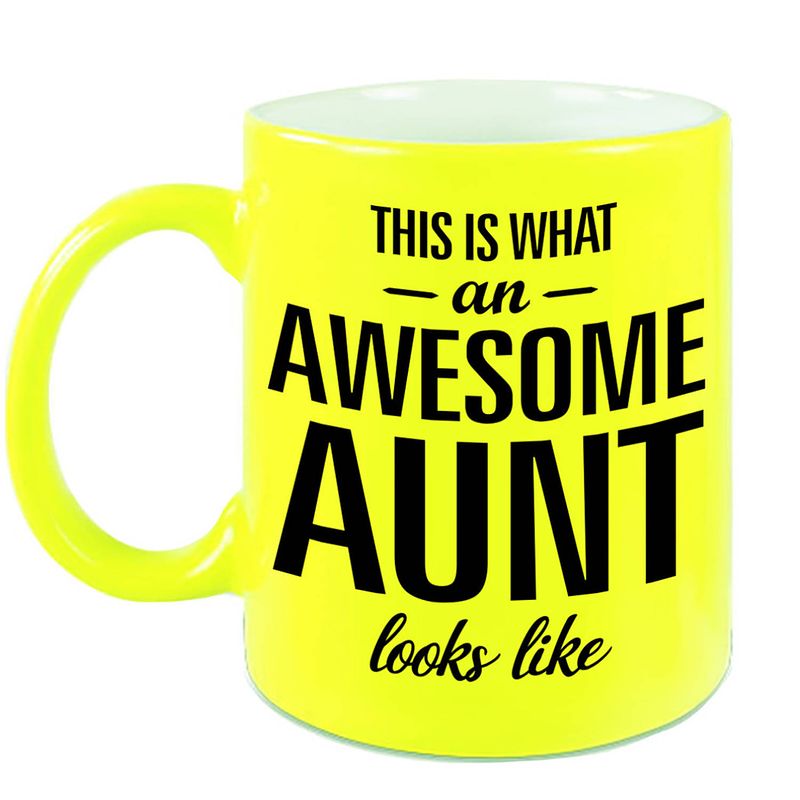 Foto van Awesome aunt /tante cadeau mok / beker neon geel 330 ml - feest mokken