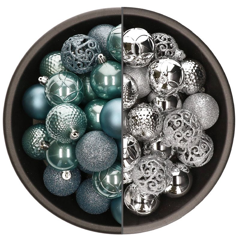 Foto van 74x stuks kunststof kerstballen mix van zilver en ijsblauw 6 cm - kerstbal