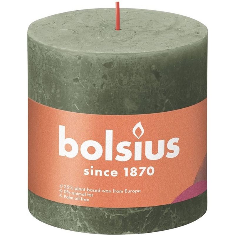 Foto van Bolsius stompkaars fresh olive ø100 mm - hoogte 10 cm - olijfgroen - 62 branduren