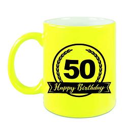 Foto van Happy birthday 50 years cadeau mok / beker neon geel met wimpel 330 ml - feest mokken