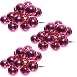 Foto van 30x fuchsia roze mini kerststukjes insteek kerstballetjes 2 cm van glas - kerststukjes