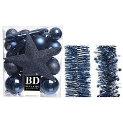 Foto van Kerstversiering kerstballen 5-6-8 cm met ster piek en folieslingers pakket donkerblauw van 35x stuks - kerstbal