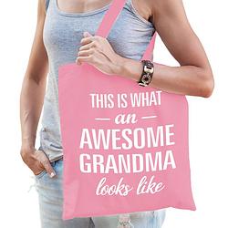 Foto van Bellatio decorations cadeau tas voor oma - awesome grandma - roze - katoen - 42 x 38 cm - feest boodschappentassen