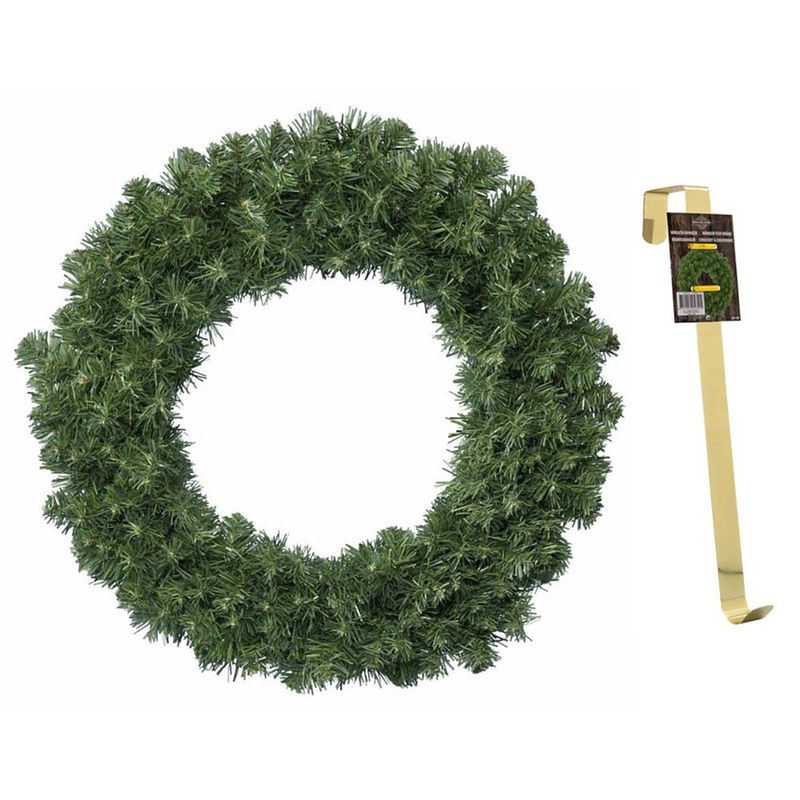 Foto van Groene kerstkrans / dennenkrans 60 cm met 200 takken kerstversiering en met gouden hanger - kerstkransen