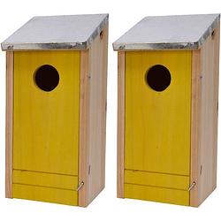 Foto van 2x houten vogelhuisjes/nestkastjes gele voorzijde 26 cm - vogelhuisjes