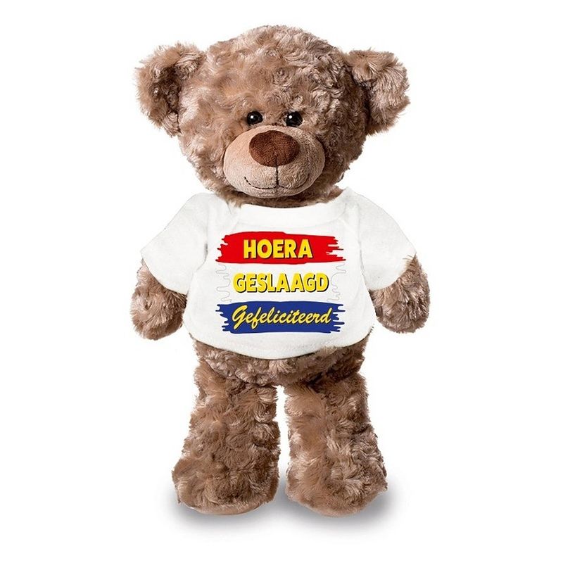 Foto van Knuffel teddybeer hoera geslaagd gefeliciteerd wit shirt 24 cm - knuffelberen