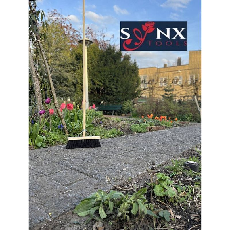 Foto van Synx tools -stadsbezem - colombo bezem - 30cm - natuurvezel haren - straatbezem haren - bezems buiten - schrobborstels