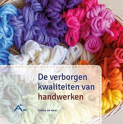 Foto van De verborgen kwaliteiten van handwerken - conny de heer - hardcover (9789492326362)