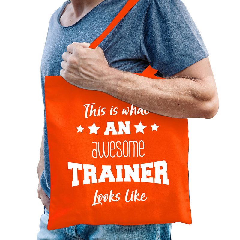 Foto van Bellatio decorations cadeau tas trainer - katoen - oranje-this is what an awesome trainer looks like - feest boodschappe