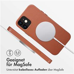 Foto van Accezz magsafe leather backcover iphone 12 (pro) telefoonhoesje bruin