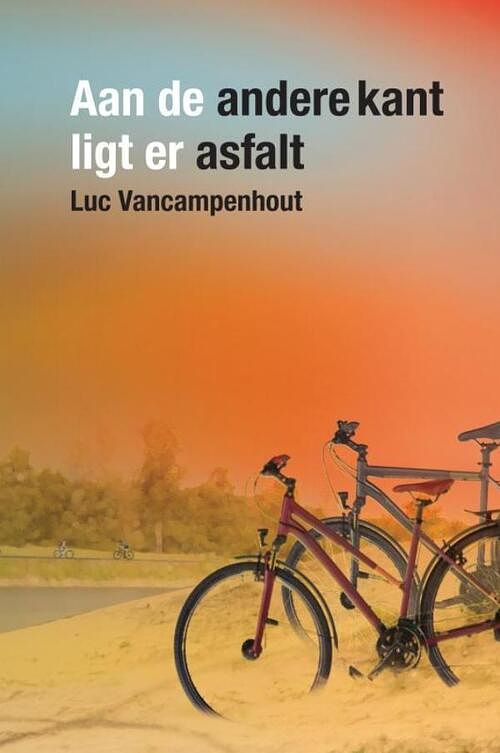 Foto van Aan de andere kant ligt er asfalt - luc vancampenhout - paperback (9789464806656)