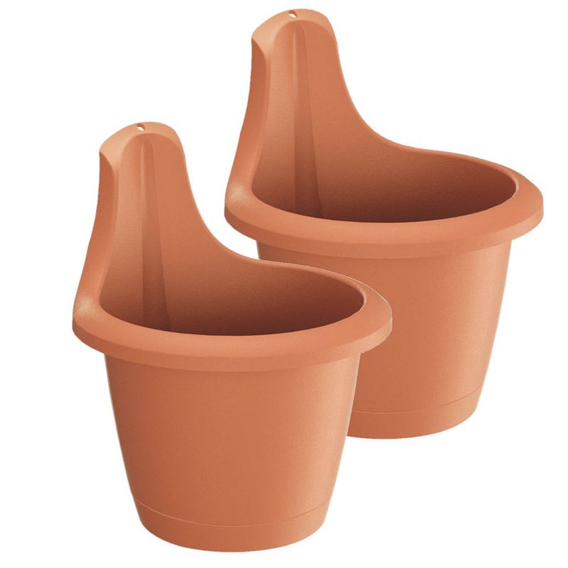 Foto van 2x stuks muur/wand bevestiging plantenpotten/bloempotten kunststof dia 20 cm terra cotta - plantenpotten