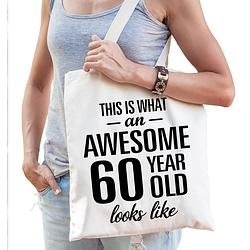 Foto van Awesome 60 year / geweldig 60 jaar cadeau tas wit voor dames en heren - feest boodschappentassen
