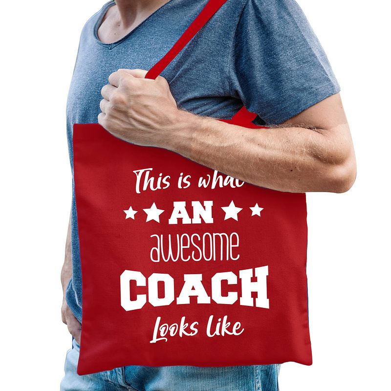 Foto van Bellatio decorations cadeau tas coach - katoen - rood - this is what an awesome coach looks like - feest boodschappentas