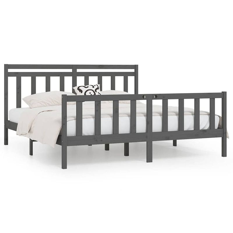 Foto van The living store houten bedframe - klassiek - 205.5 x 206 x 100 cm - grenenhout - multiplex lattenbodem