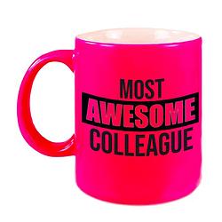 Foto van 1x stuks collega cadeau mok / beker neon roze most awesome colleague - feest mokken