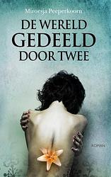 Foto van De wereld gedeeld door twee - miroesja peeperkoorn - paperback (9789402152739)