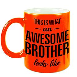 Foto van Awesome brother cadeau mok / beker voor broer neon oranje 330 ml - feest mokken