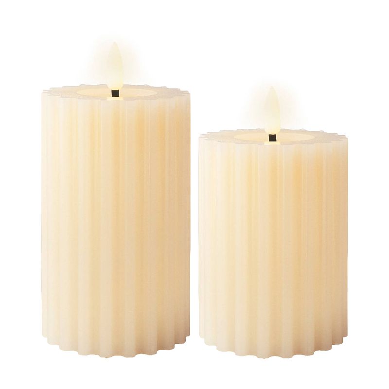 Foto van Luxe led kaarsen/stompkaarsen - set 2x - creme wit ribbel - d7,5 x h12,5 en h15 cm - timer - led kaarsen