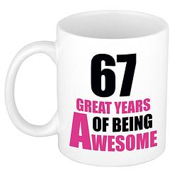 Foto van 67 great years of being awesome cadeau mok / beker wit en roze - feest mokken