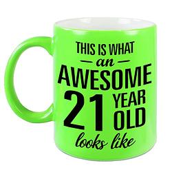 Foto van Awesome 21 year cadeau mok / beker neon groen 330 ml - feest mokken