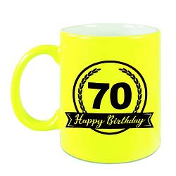 Foto van Happy birthday 70 years cadeau mok / beker neon geel met wimpel 330 ml - feest mokken