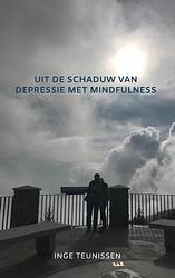 Foto van Uit de schaduw van depressie met mindfulness - inge teunissen - paperback (9789403622415)