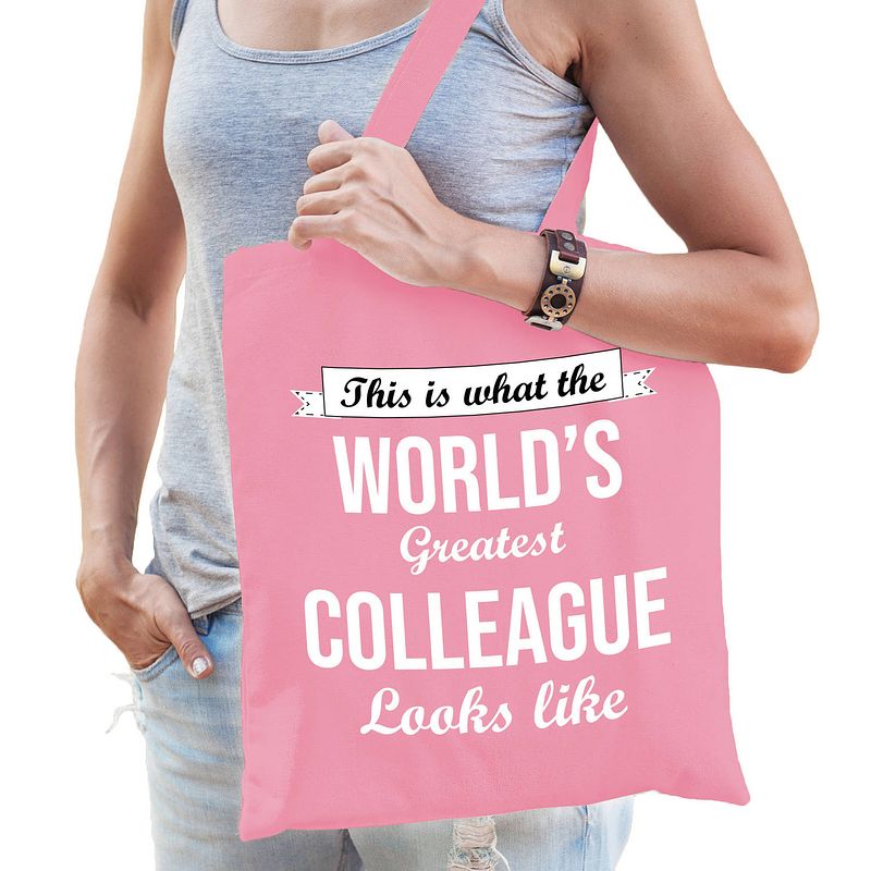 Foto van Bellatio decorations cadeau tas voor collega - roze - katoen - 42 x 38 cm - world'ss greatest colleague - feest boodschap