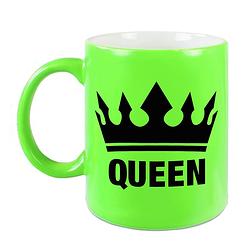 Foto van Cadeau queen mok/ beker fluor neon groen met zwarte bedrukking 300 ml - feest mokken