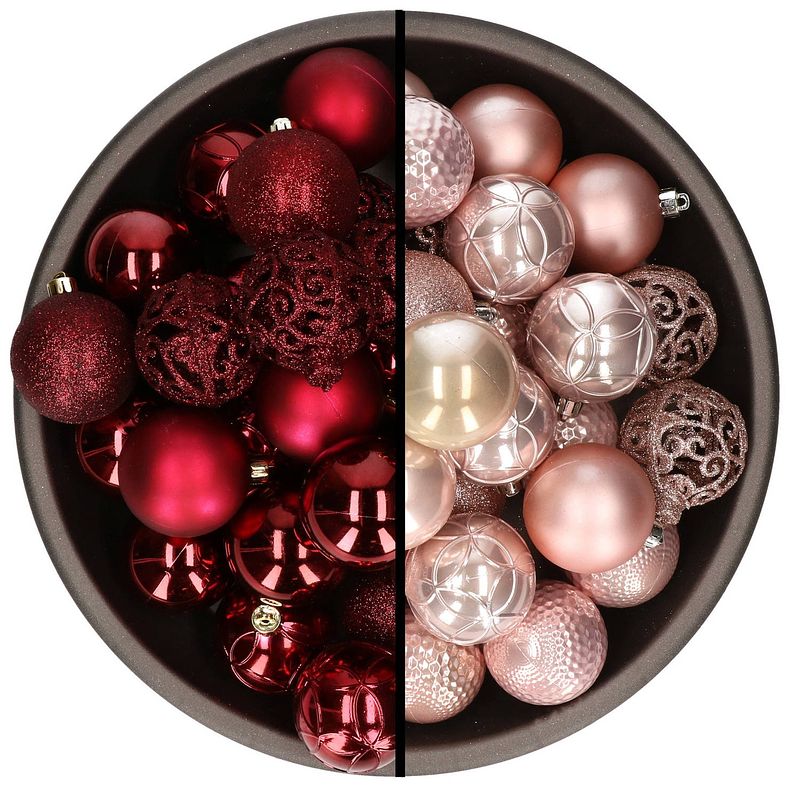 Foto van 74x stuks kunststof kerstballen mix van donkerrood en lichtroze 6 cm - kerstbal