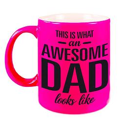 Foto van Awesome dad cadeau mok / beker neon roze voor vaderdag 330 ml - feest mokken