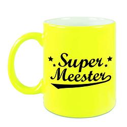 Foto van Super meester cadeau mok / beker neon geel 330 ml - feest mokken