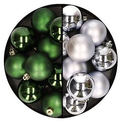 Foto van 24x stuks kunststof kerstballen mix van zilver en donkergroen 6 cm - kerstbal