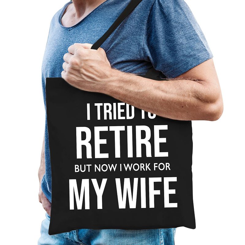 Foto van I tried to retire but now i work for my wife kado tas zwart heren pensioen / vut kado - feest boodschappentassen