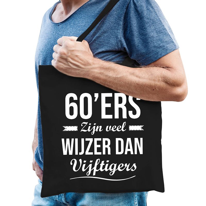 Foto van 60ers zijn veel wijzer dan vijftigers cadeau tas zwart voor heren - feest boodschappentassen