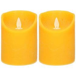 Foto van 2x oker gele led kaarsen / stompkaarsen met bewegende vlam 10 cm - led kaarsen
