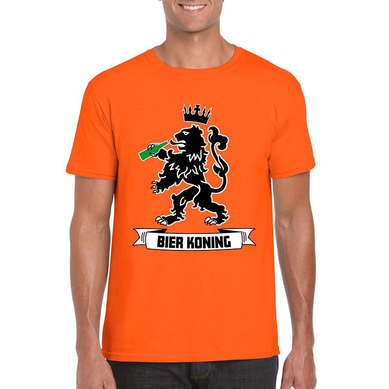 Foto van Bellatio decorations t-shirt oranje - bier koning - koningsdag shirt l - feestshirts