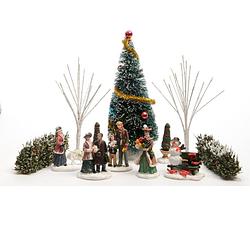 Foto van 8x stuks kerstdorp accessoires figuurtjes/poppetjes en kerstboompje - kerstdorpen