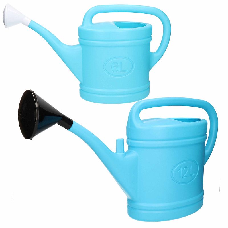 Foto van Tuin water gieters set 2x stuks van 6 en 12 liter inhoud lichtblauw - gieters