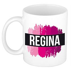 Foto van Naam cadeau mok / beker regina met roze verfstrepen 300 ml - naam mokken