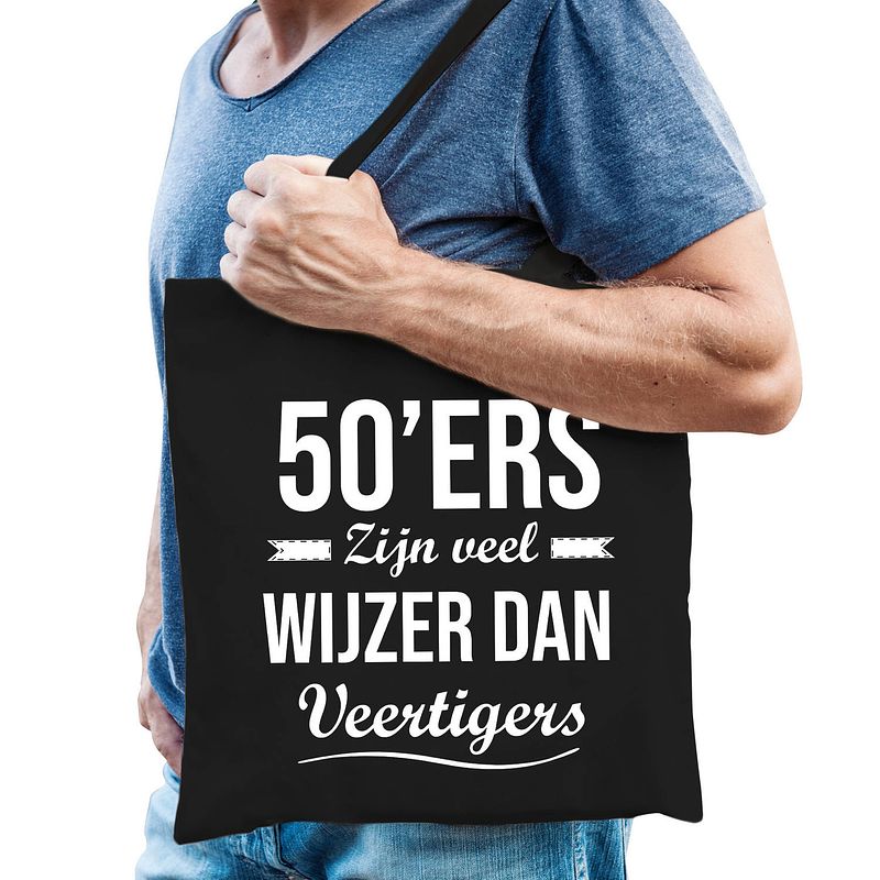 Foto van 50ers zijn veel wijzer dan veertigers cadeau tas zwart voor heren - feest boodschappentassen