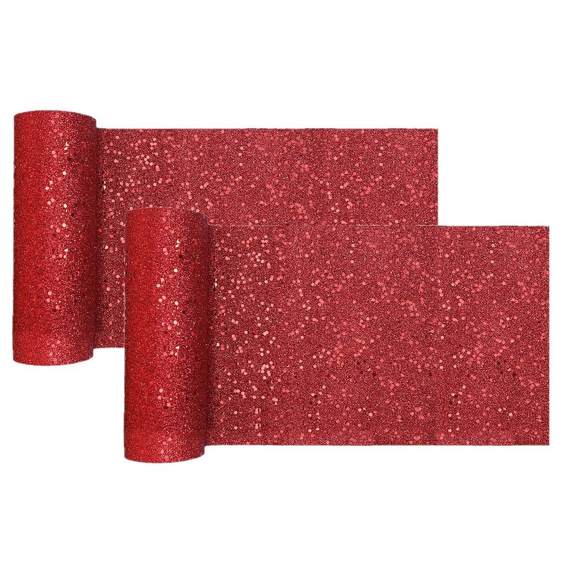 Foto van Kerst thema tafelloper op rol - 2x - rood glitter - smal 18 x 500 cm - polyester - tafellakens