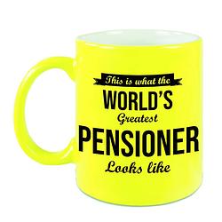 Foto van How the worlds greatest pensioner looks like mok / beker neon geel pensioen cadeau collega 330 ml - feest mokken