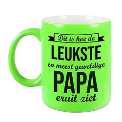 Foto van Leukste en meest geweldige papa cadeau koffiemok / theebeker neon groen 330 ml - feest mokken
