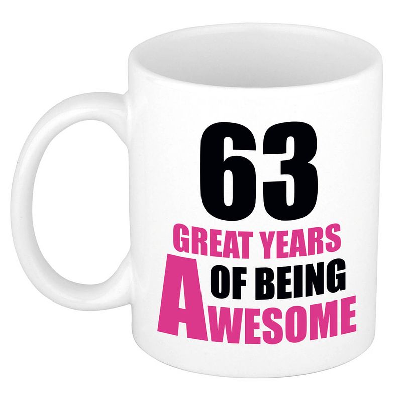 Foto van 63 great years of being awesome cadeau mok / beker wit en roze - feest mokken